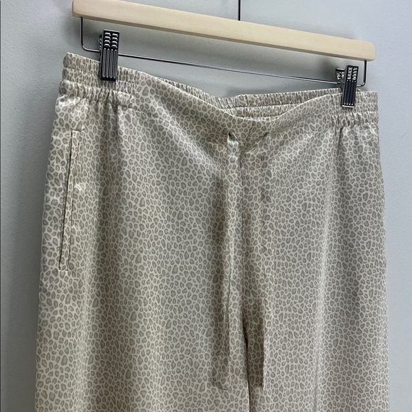 Barefoot Dreams Satin Leopard Pajamas PJ Set Womens Medium Silky Quiet Luxury - Picture 7 of 11